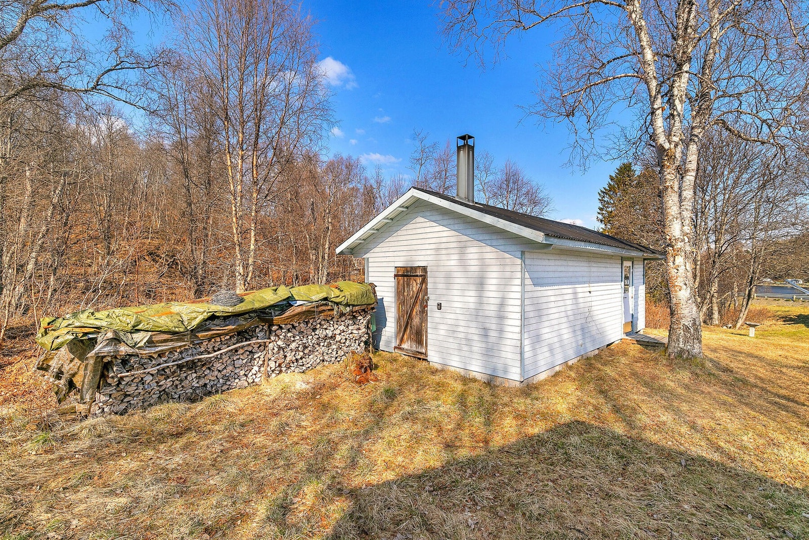 Uthus med lagerrom, utedo og dusjrom Galleribilde