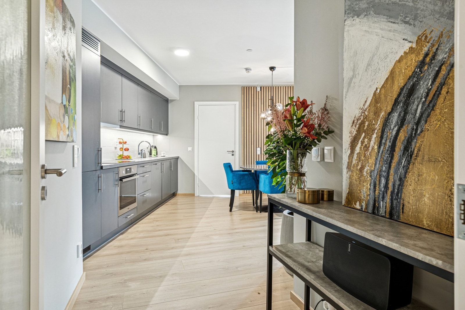 Boligen har en naturlig flyt mellom rommene. Galleribilde