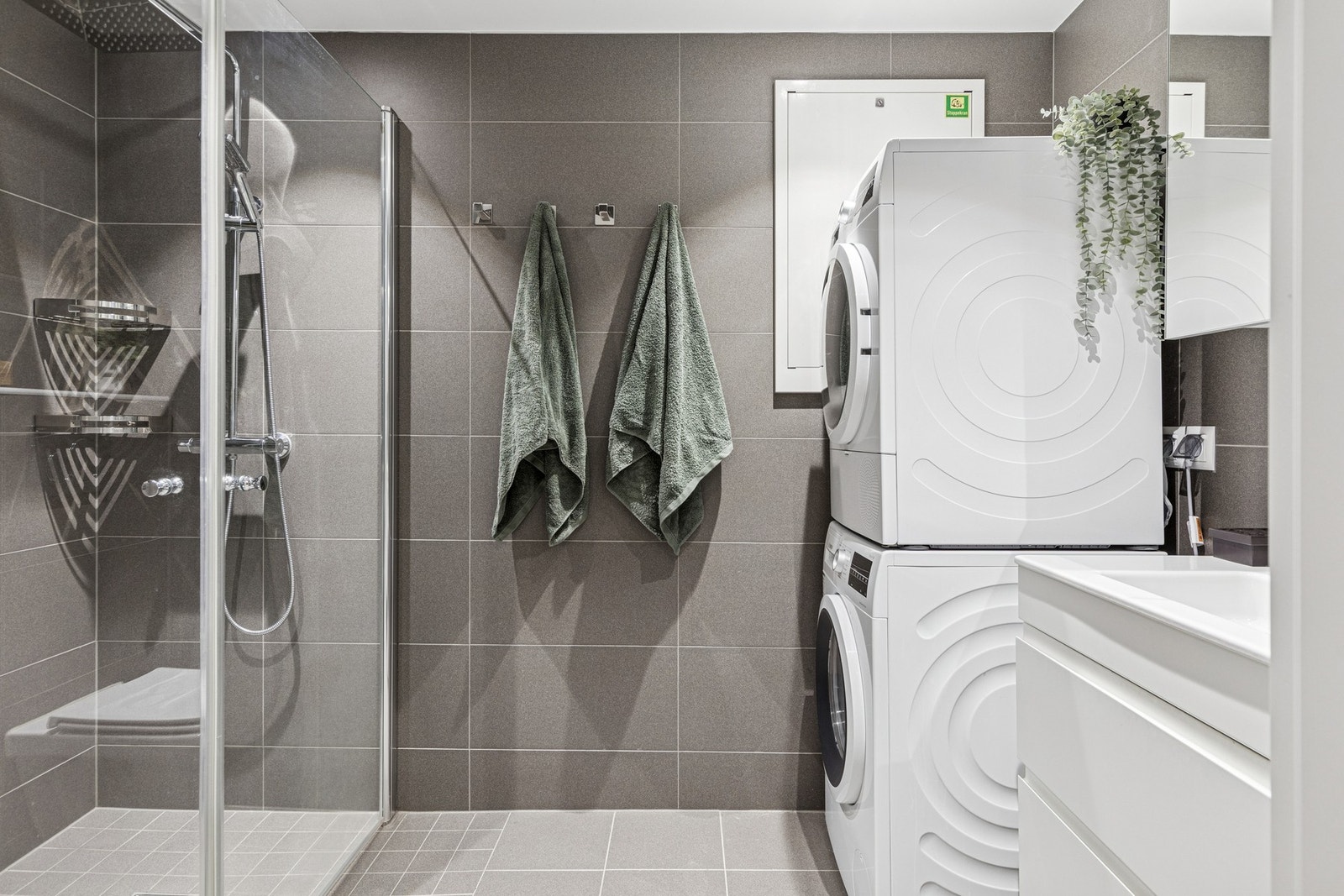 Badet er tidløst i gulvbelagt flis med gulvvarme og fliser på veggene. Her har du et perfekt sted å starte dagen på. Galleribilde