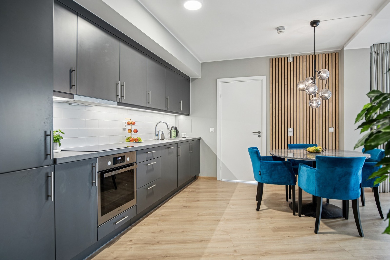 Her kan du lage gode måltider med god arbeidsflate og oppbevaringsplass. Galleribilde