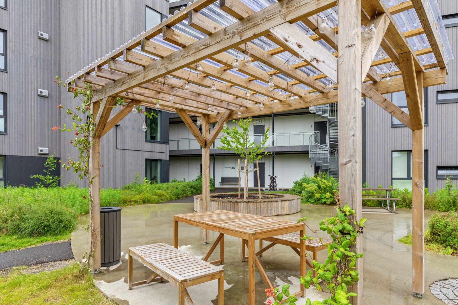 Det er lagt vekt på gode fellesarealer med grøntområder, sittegrupper og lekeplasser som legger til rette for både rekreasjon og sosialt samvær. Galleribilde