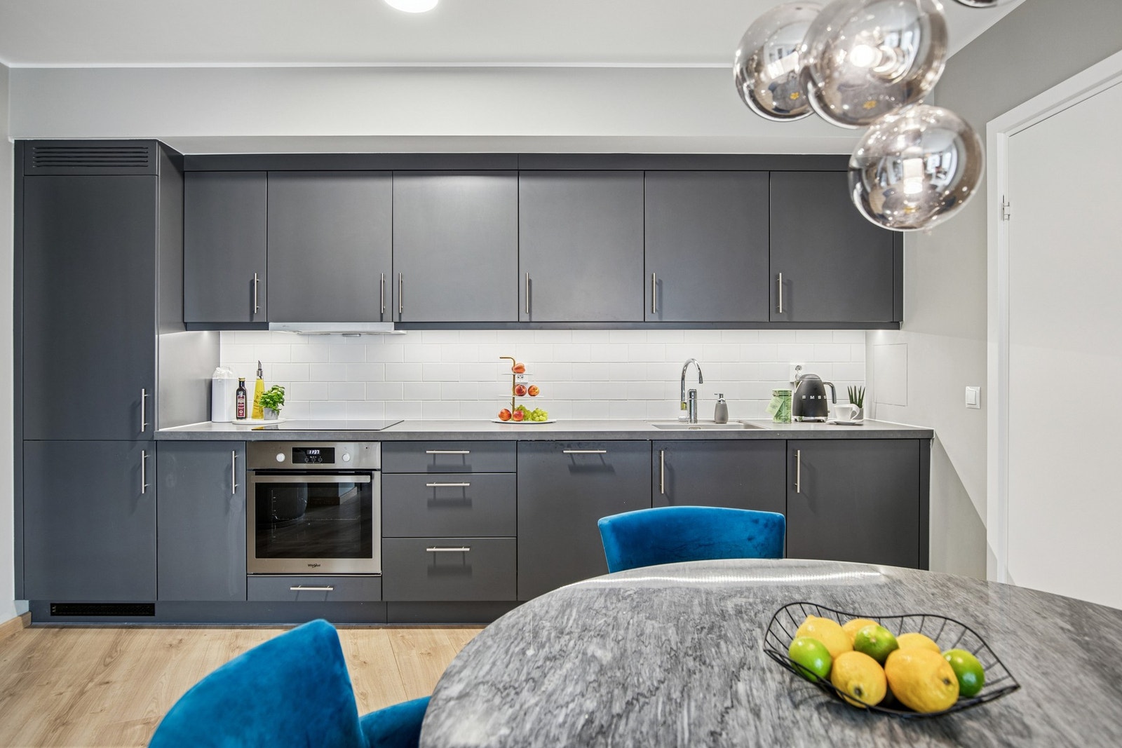 Her har du integrerte hvitevarer som ovn, kjøleskap m.m. Kjøkkenet ligger i åpen løsning mot stue/spisebord og skaper en sosial og romslig følelse. Galleribilde