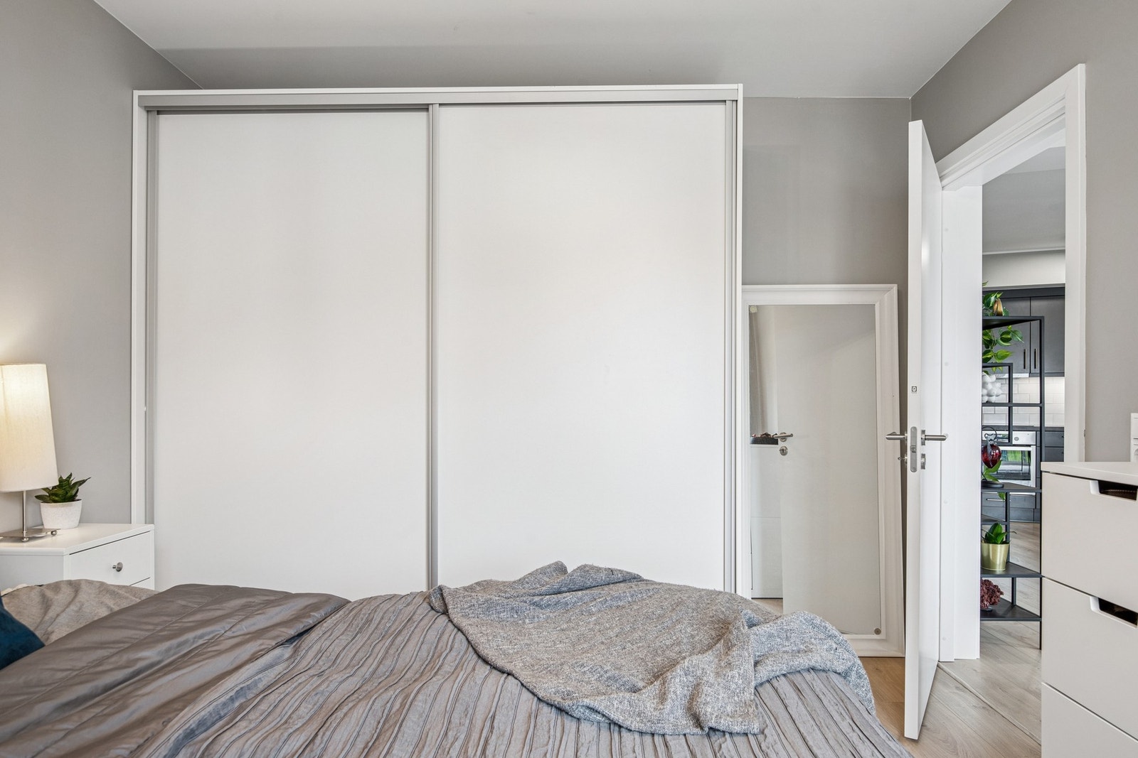 Hovedsoverommet er av god størrelse med plass til dobbeltseng og tilhørende nattbord. Det er også god plass til oppbevaring i skapet. Galleribilde