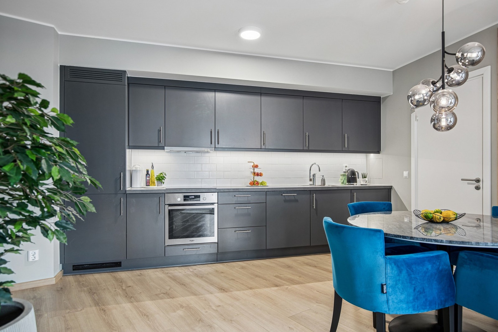 Kjøkkenet er lekkert og har mørke fronter. Galleribilde