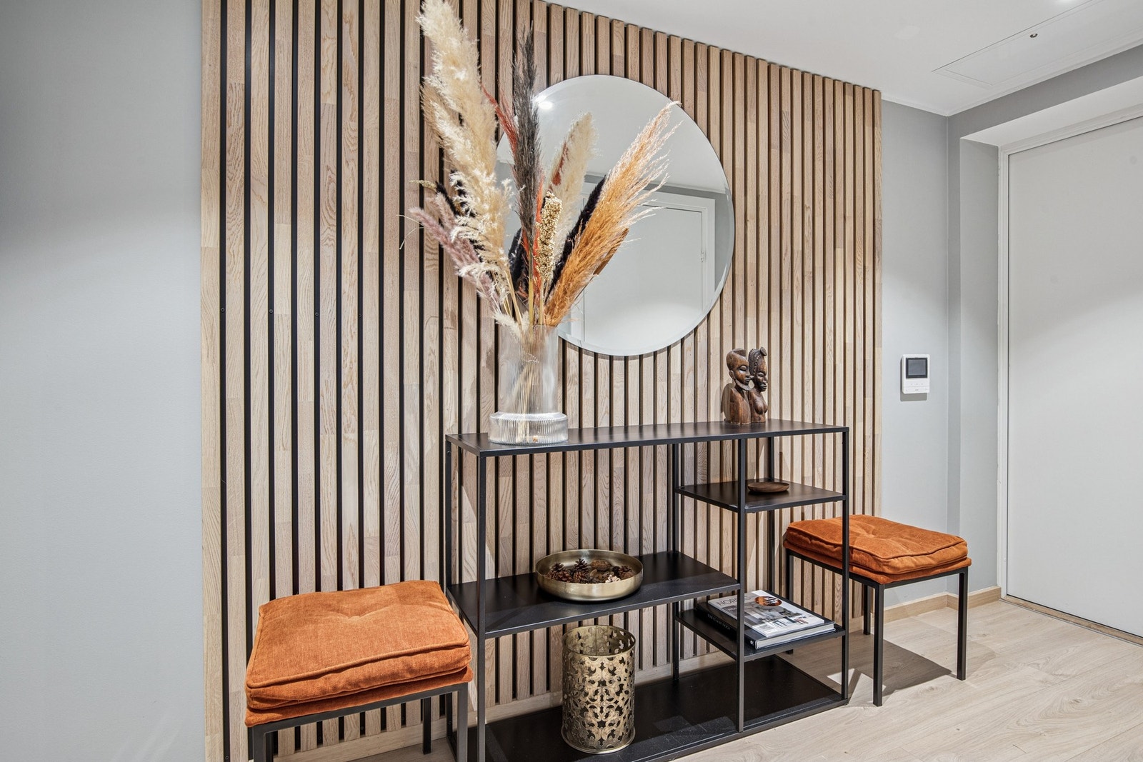 Boligen har en nydelig entré i grå farge toner. Her får man et innbydende første inntrykk av boligen. Galleribilde