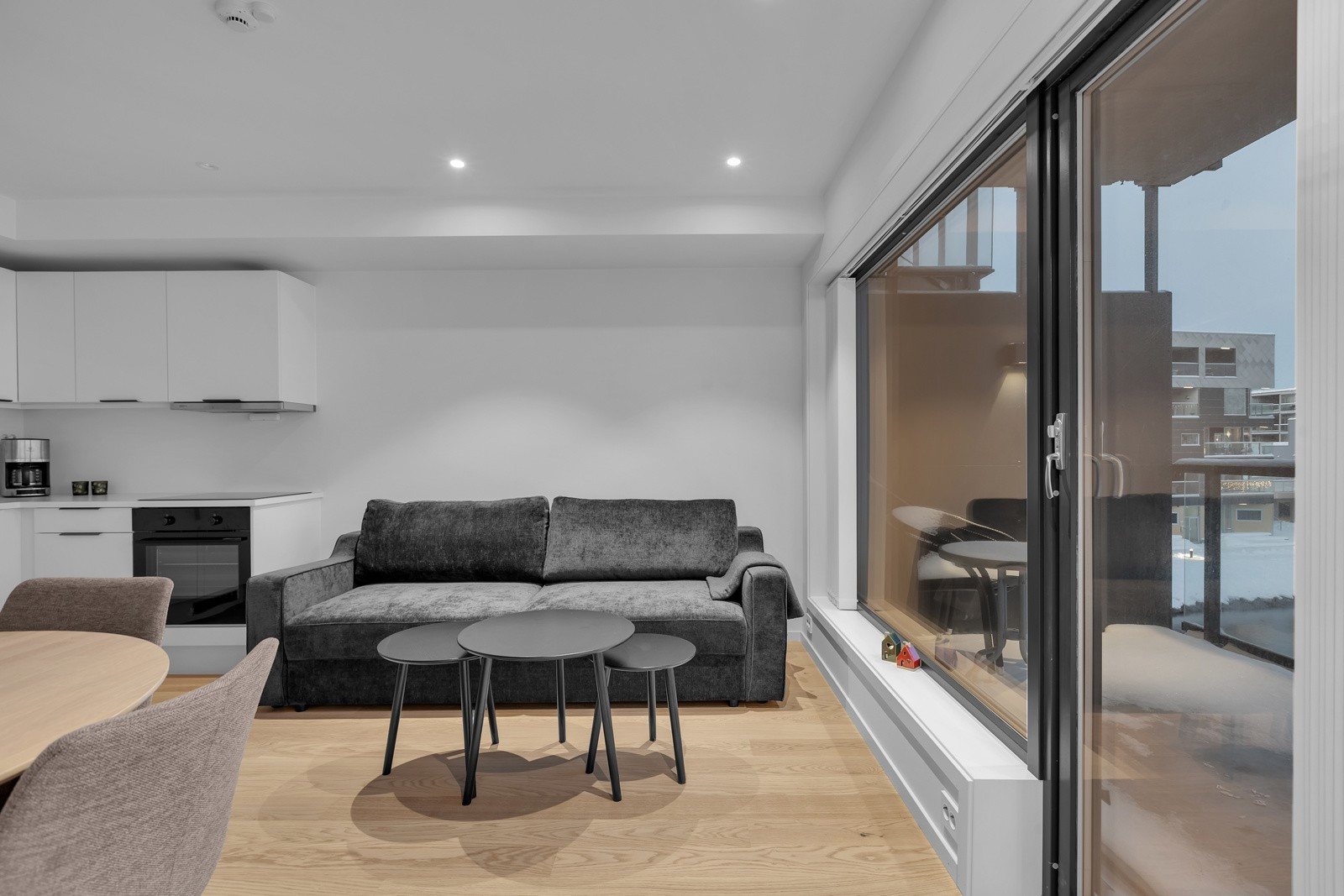 Leiligheten har gjennomgående høy standard med 1-stavs parkett i gulv og downlights i stua.