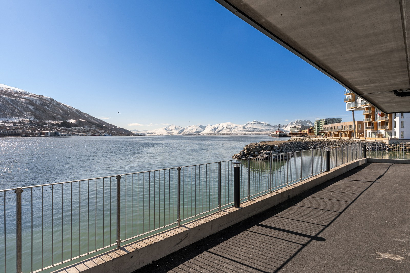 Nærhet til parker, flotte turområder og Strandpromenade langs havet.