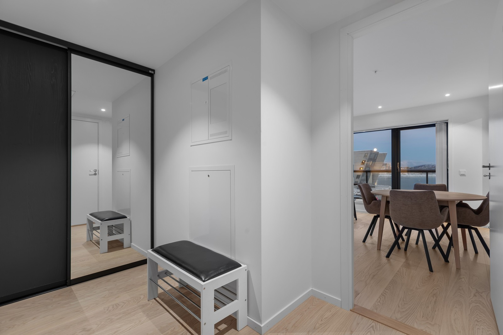 Praktisk skyvedørsgarderobe gir meget effektiv oppbevaringsløsninger.