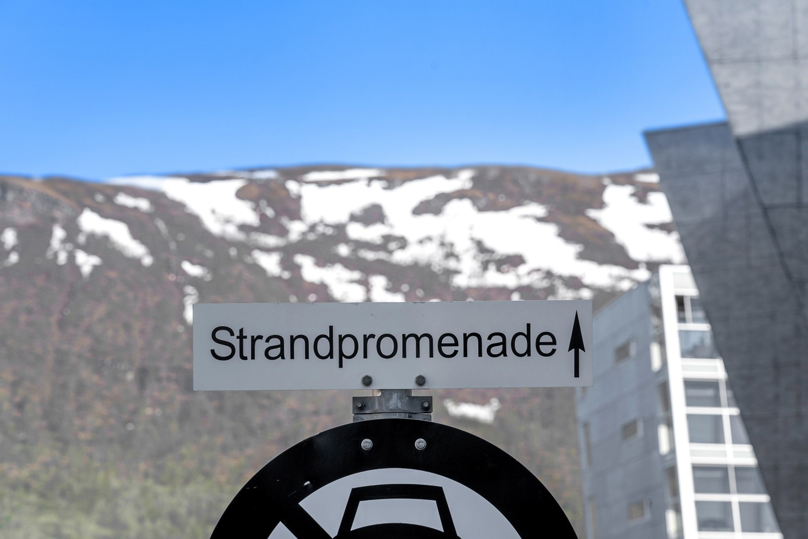 Strandpromenade som tar deg hele veien enten mot sentrum eller Telegrafbukta.
