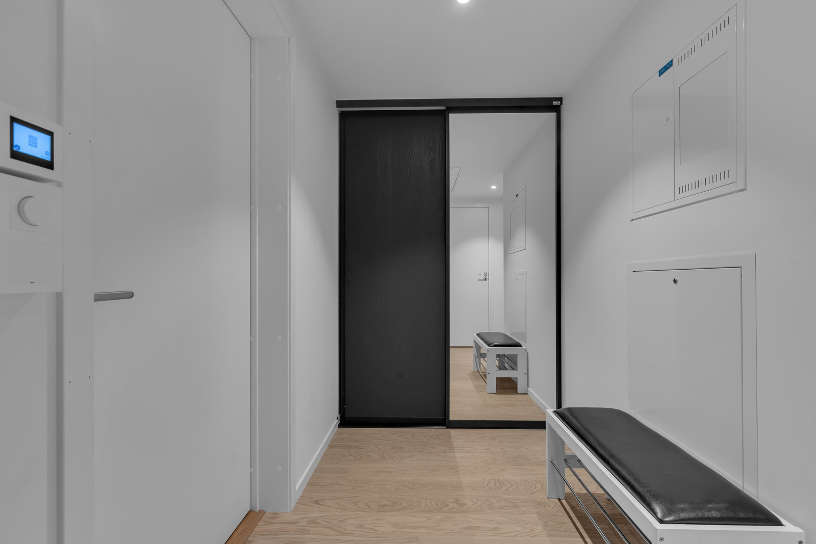Velkommen inn! En lys og romslig entré gir et flott førsteinntrykk av leiligheten