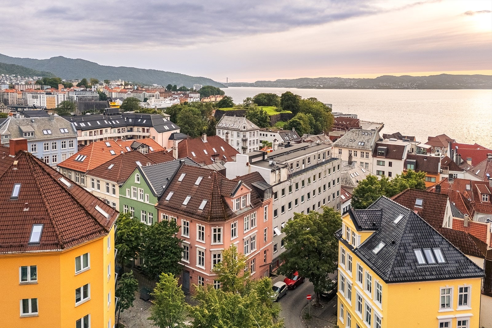 Velkommen til idylliske Baglergaten 10, en skjønn rosa hjørnebygård i beste Sandviken! Presentert av Yvonne Silden Stephensen for W Eiendomsmegling Galleribilde
