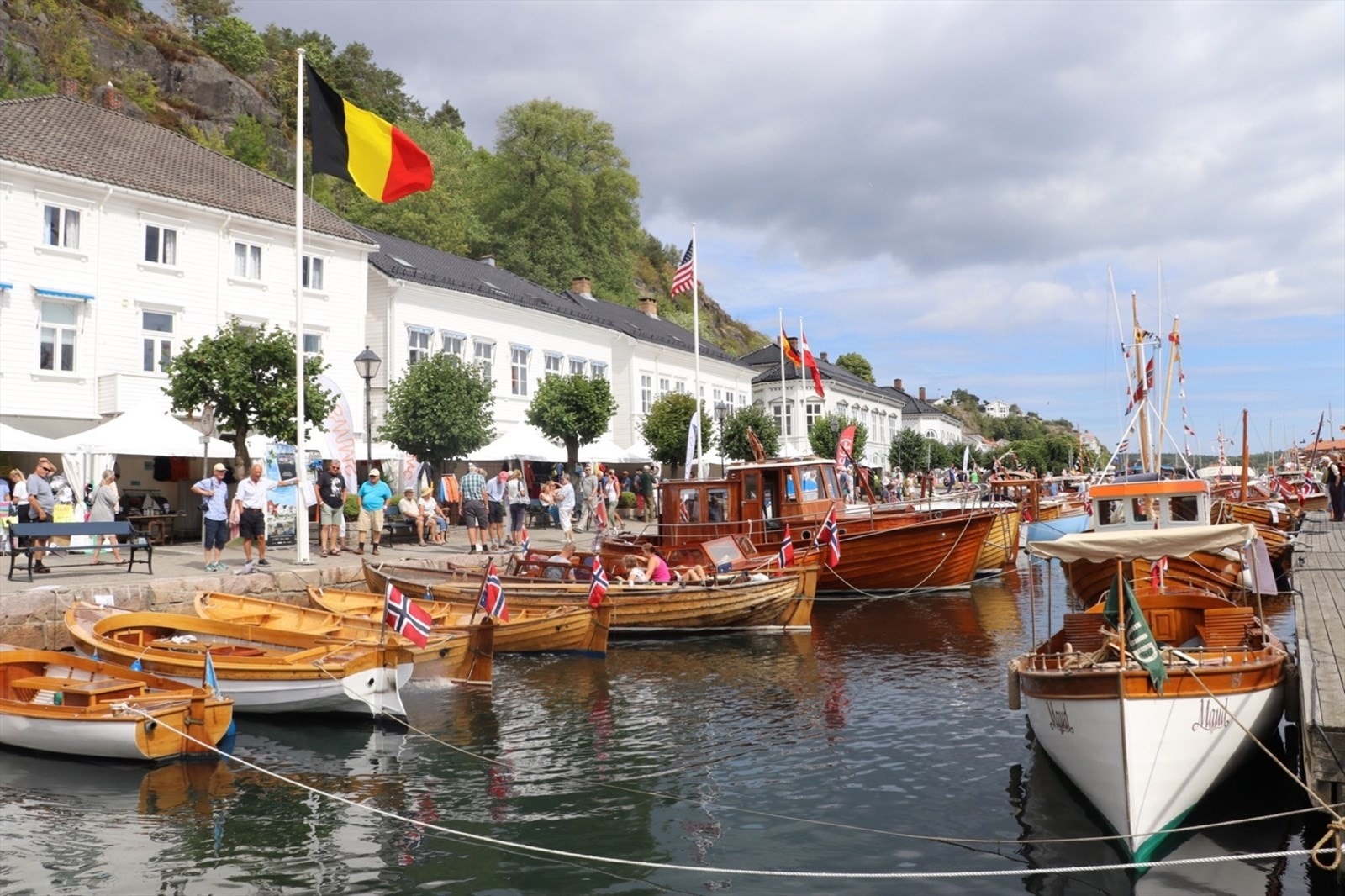Fra holmen er det hyggelig å ta turen langs Solsiden inn til bysentrum. Galleribilde