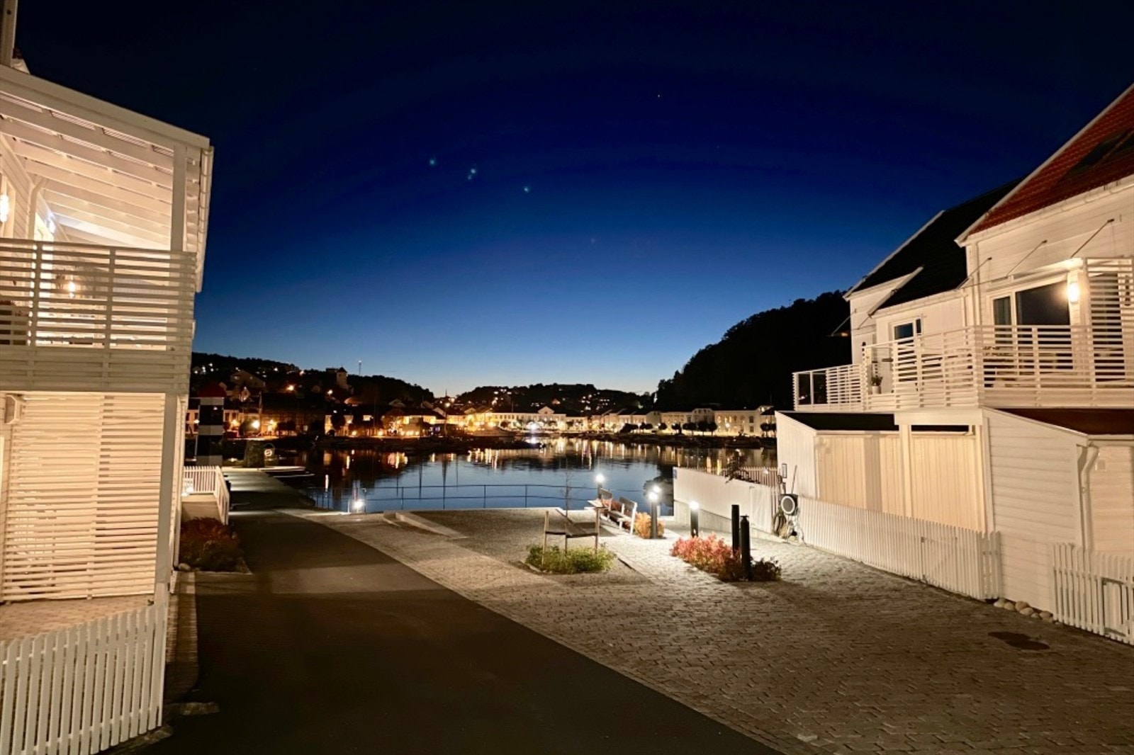 Bilde fra torget inn mot Risør sentrum. Galleribilde