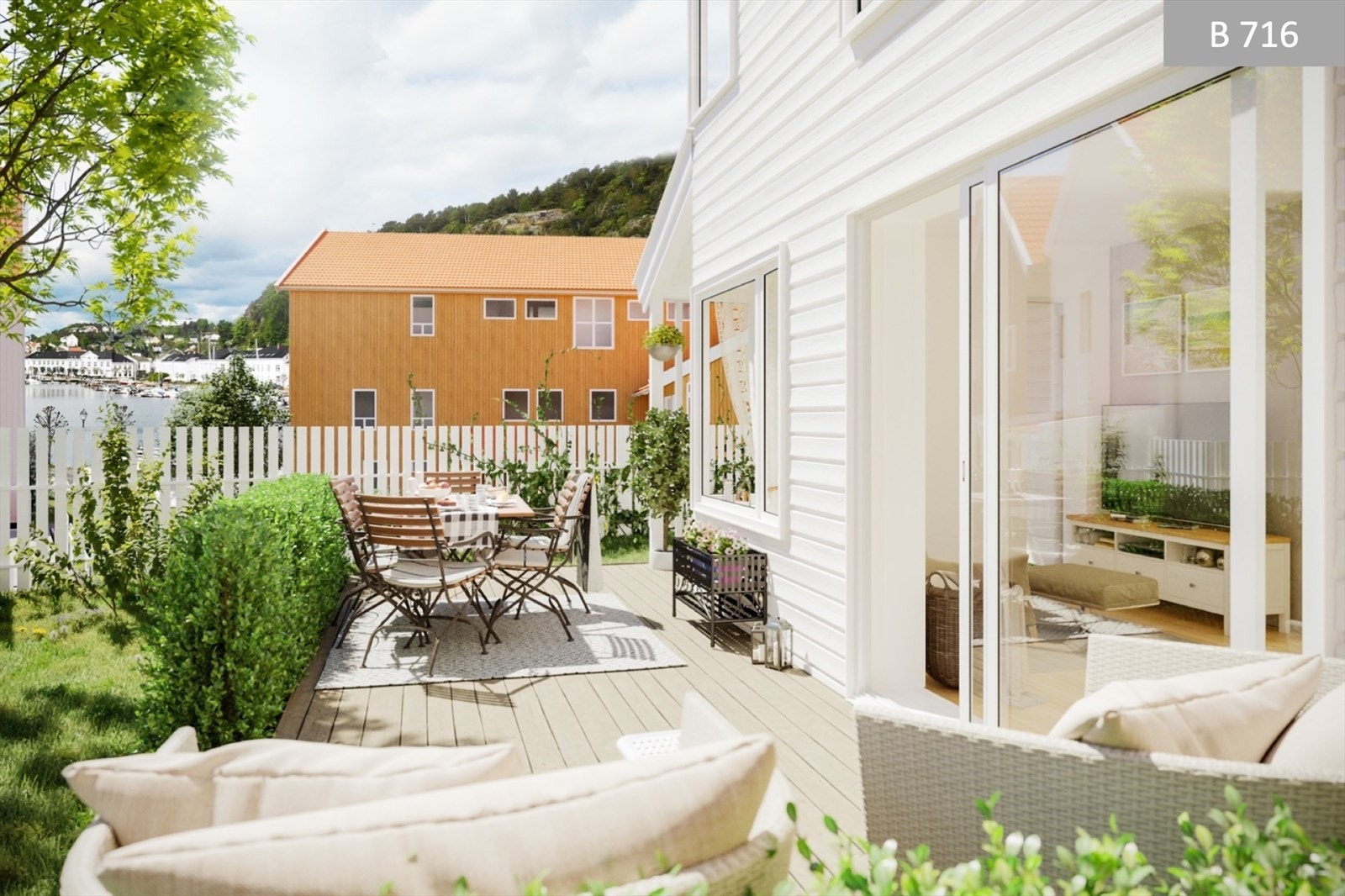 Fra terrassen utenfor huset vil man se inn til Risør sentrum og havnebassenget. Galleribilde