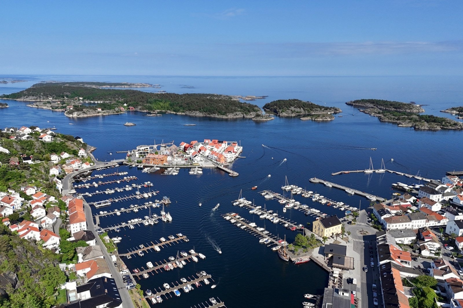 Bebyggelsen på Risørholmen føyer seg fint inn i bybildet til "gamle" Risør. Galleribilde