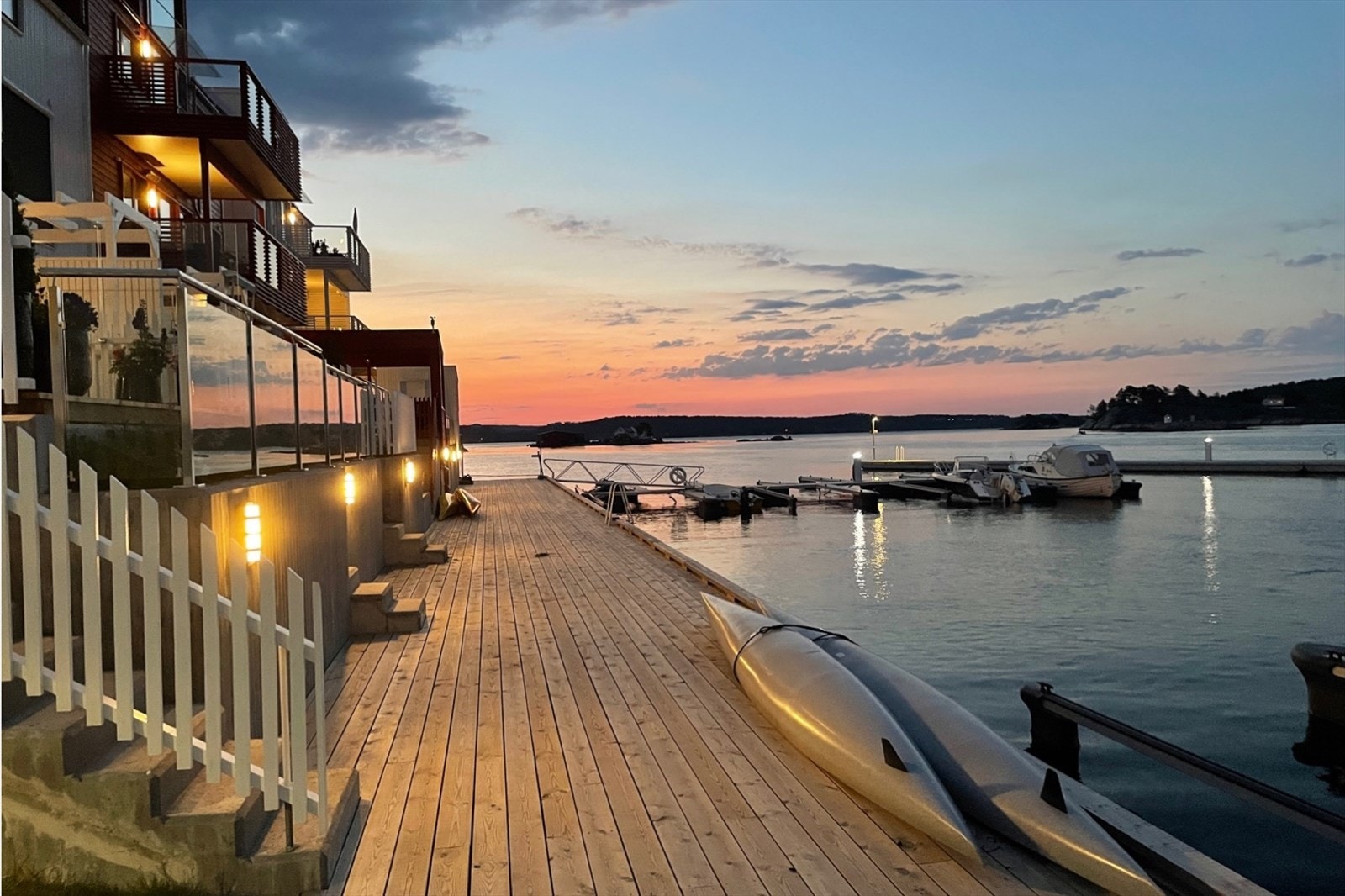 Hyggelige brygger langs sjøkanten og båtplass til den som ønsker. Galleribilde