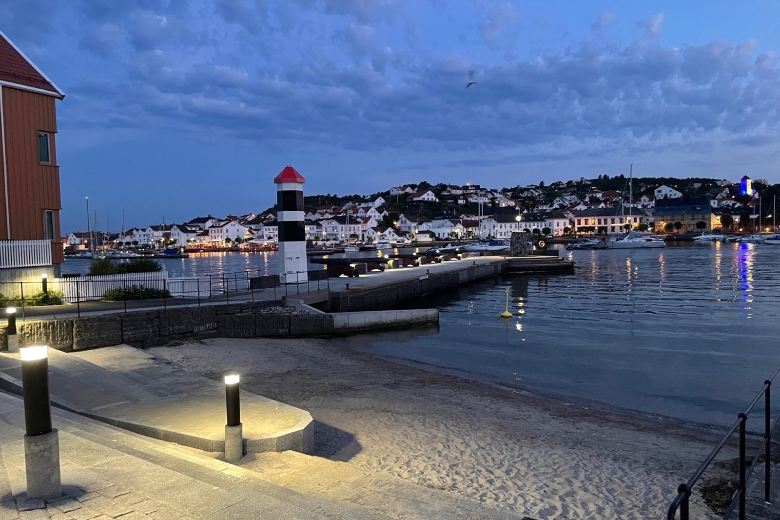 En populær liten sandstrand ligger lunt og skjermet på holmen. Galleribilde