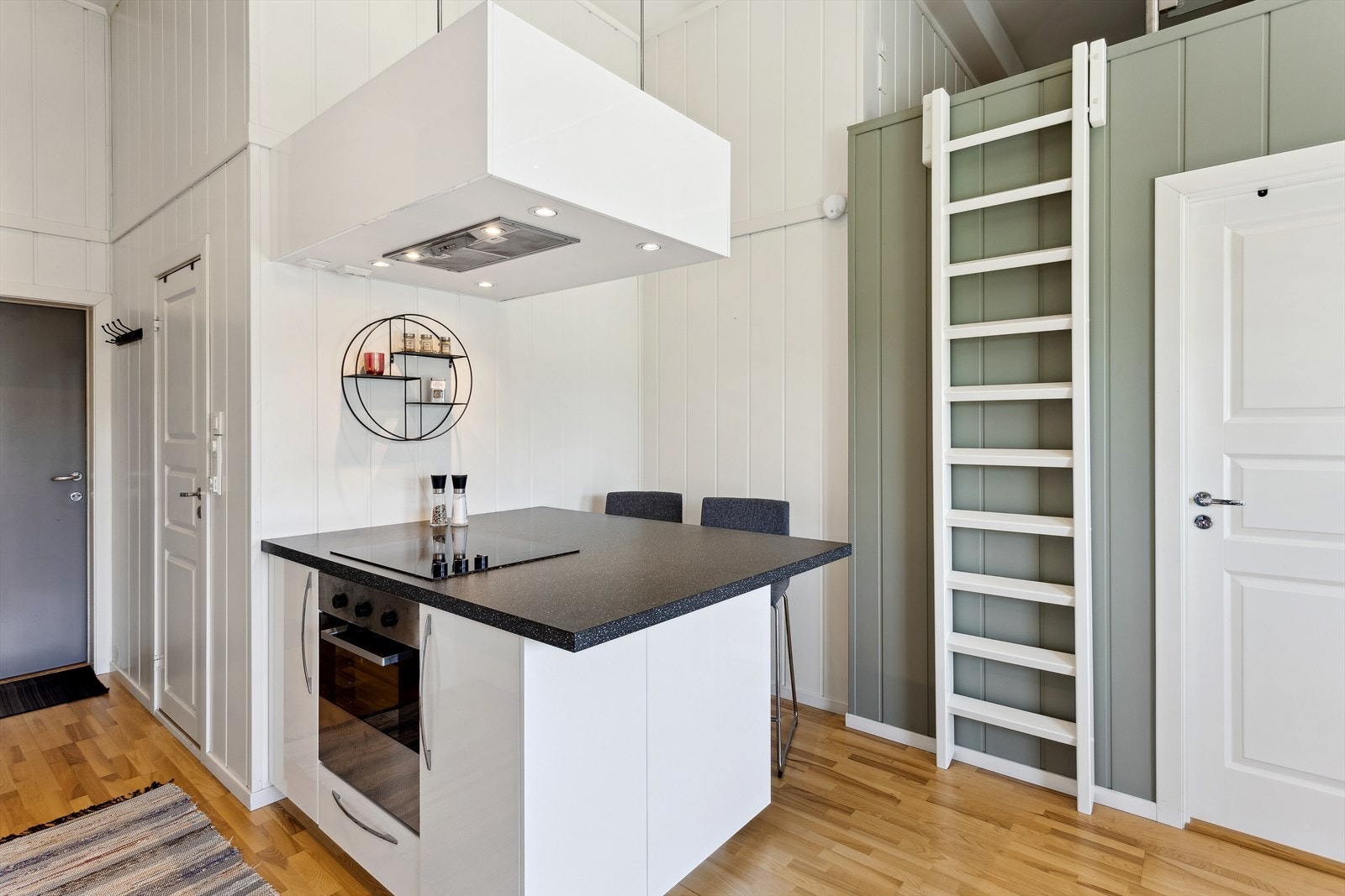 Benkeplaten er laminert og utstyrt med kjøkkenkran og kum. Galleribilde