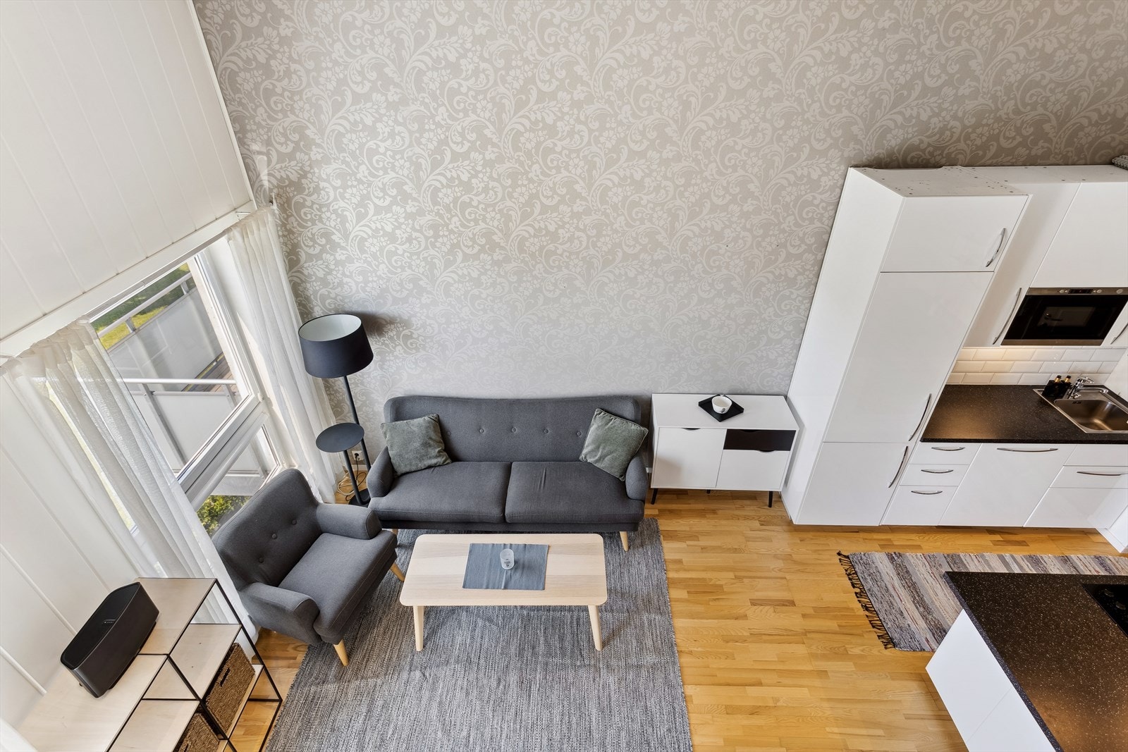 Oppholdsrommet kan naturlig innredes i soner. Galleribilde