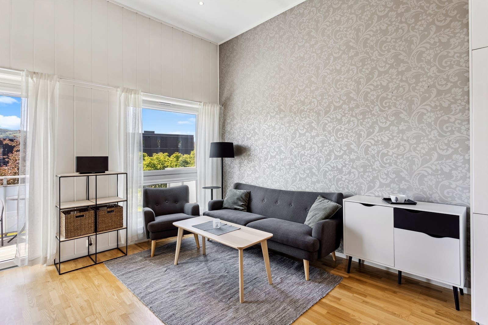 Stuen har plass til både sofa og TV. Galleribilde