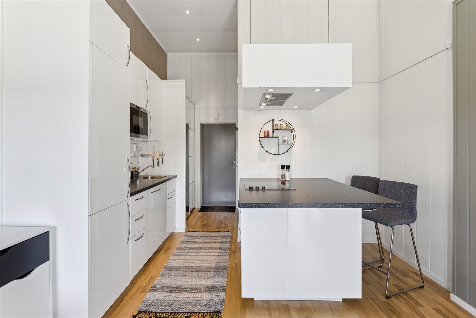 Kjøkkenet har en lys og tidløs innredning med laminerte skrog og glatte fronter. Galleribilde