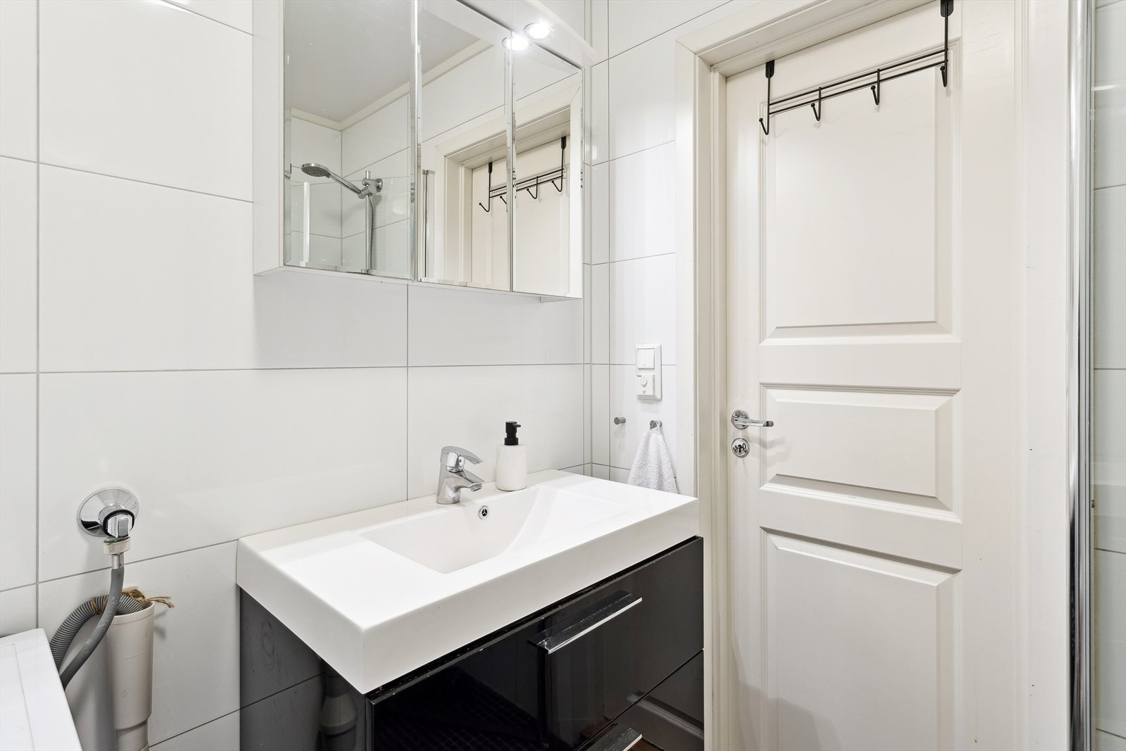 Det er speil med belysning over servanten. Galleribilde