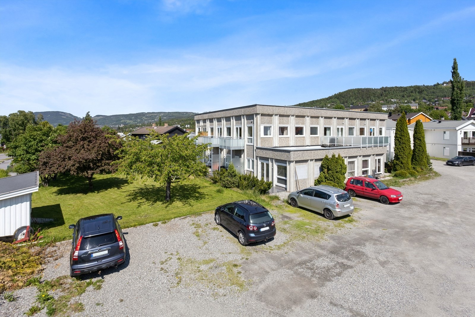 Det er kort vei til Lillehammer sentrum, en trivelig og levende by med alle bymessige fasiliteter og servicetilbud. Galleribilde