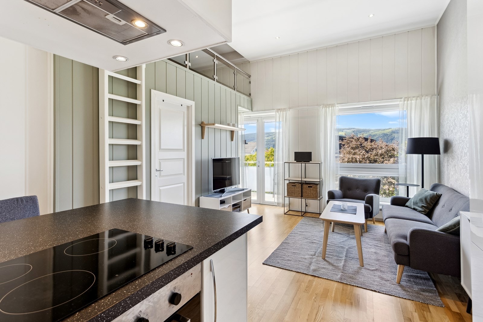 Leiligheten har en god takhøyde som skaper en luftig og behagelig atmosfære i ditt nye hjem. Galleribilde