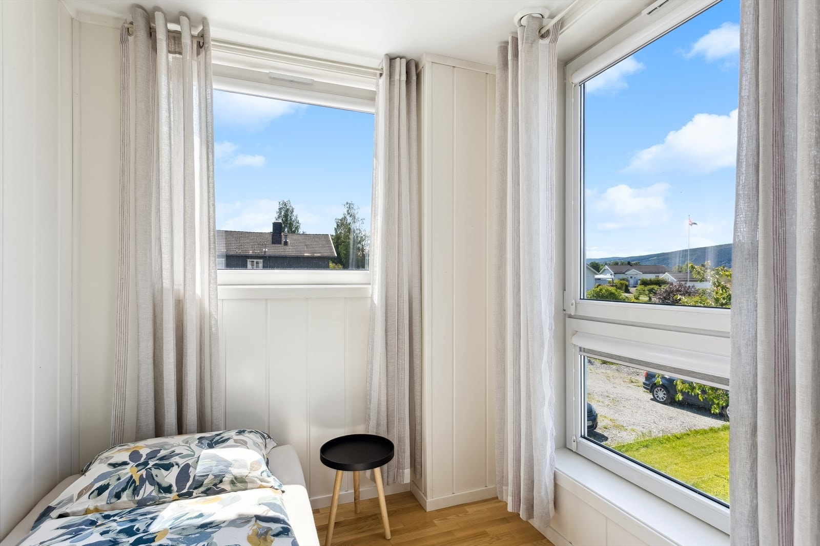 Soverommene har plass til seng, nattbord og annet ønsket møblement. Galleribilde