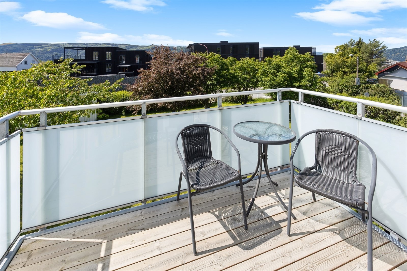 Herlig vestvendt balkong på ca. 5 m². Det bemerkes at det verken foreligger brukstillatelse eller ferdigattest for balkongen. Se punktet "ferdigattest" i salgsoppgaven for mer informasjon. Galleribilde