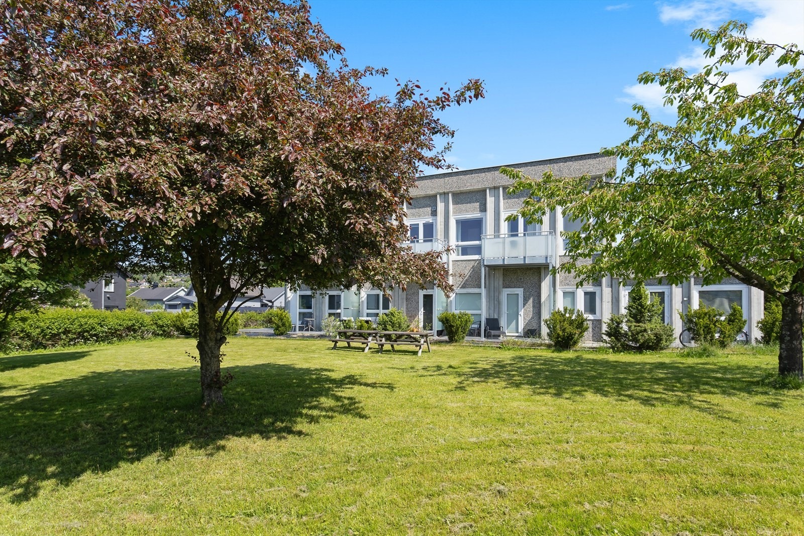 Leiligheten ligger sentralt og attraktivt til i et rolig og etablert område, omtrent 2 km sør for Lillehammer sentrum. Galleribilde