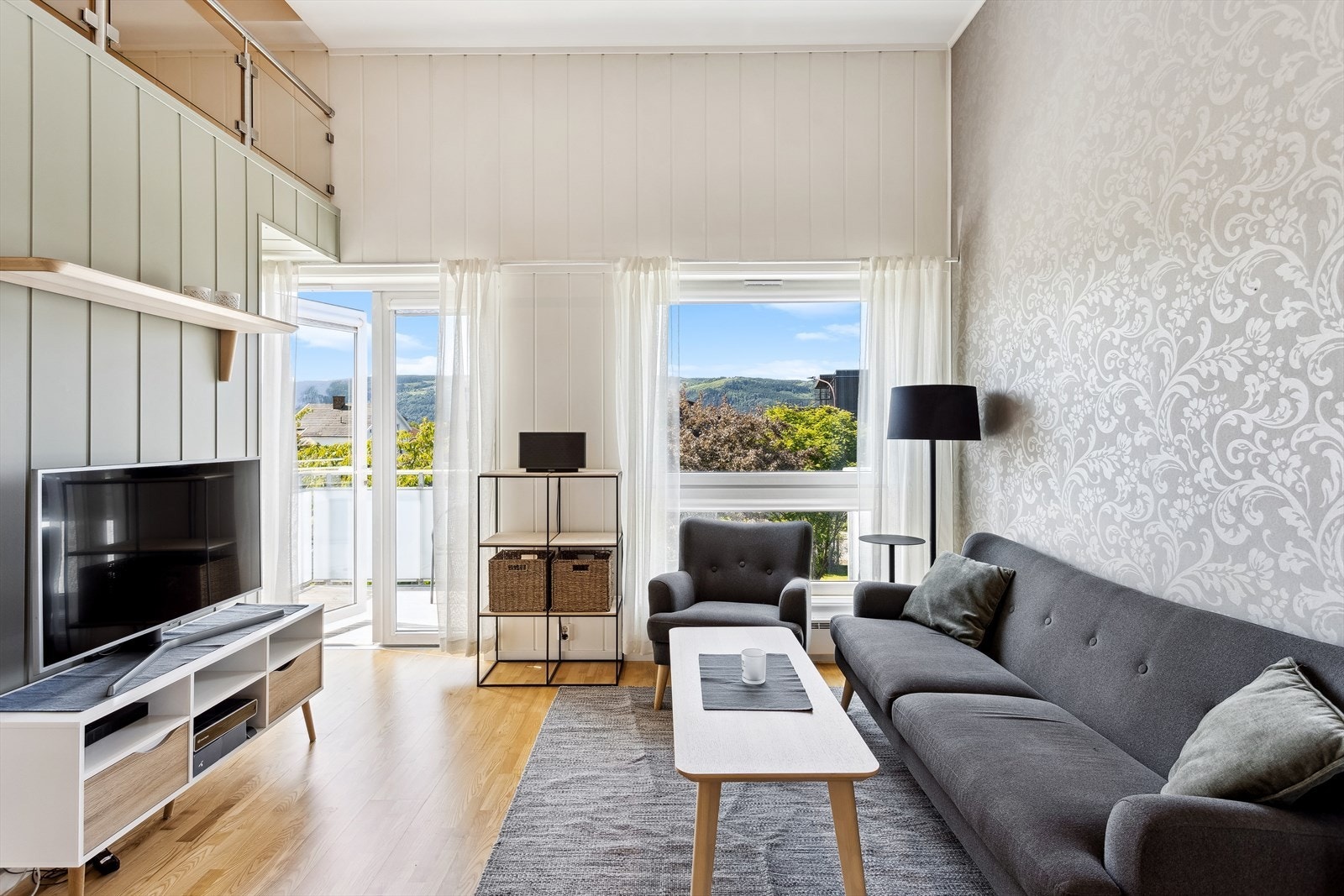 De store vindusflatene sammen med balkongdøren sørger for rikelig med naturlig lys og en luftig romfølelse. Galleribilde