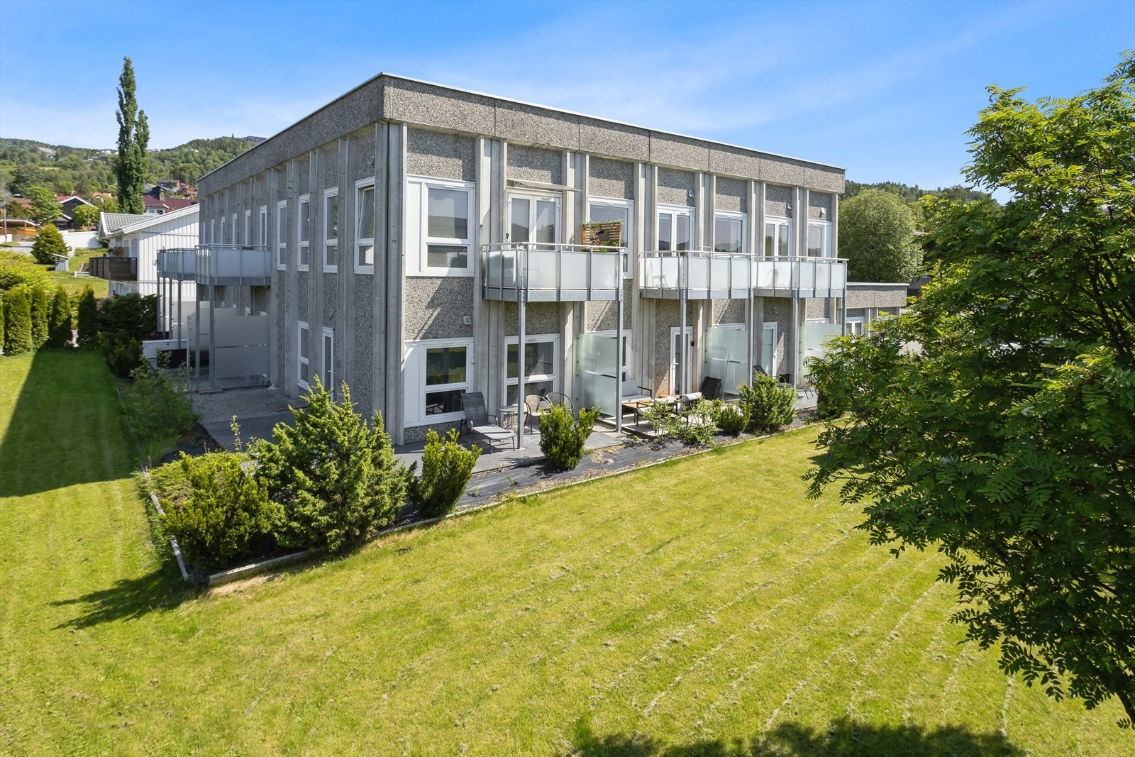 Leiligheten ligger i byggets øverste etasje. Bygningen ble opprinnelig oppført i 1970, omgjort til boligblokk i 1995, og seksjonert i 2012. Galleribilde