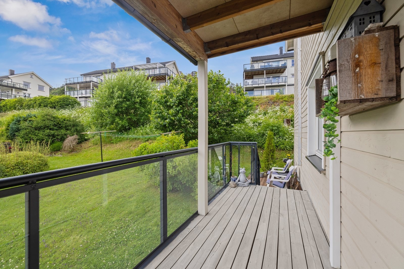 Fra verandaen er det nedgang til hage og markterrasse. Galleribilde