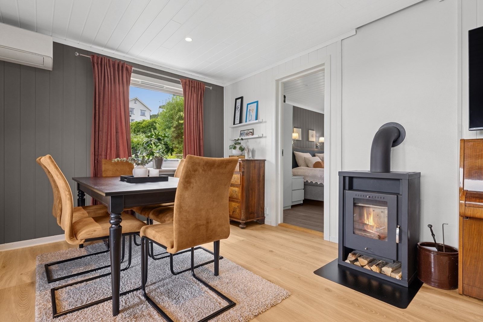 Stuer stuen er det installert en peisovn som gir varme og ekstra hygge på kalde dager. Galleribilde