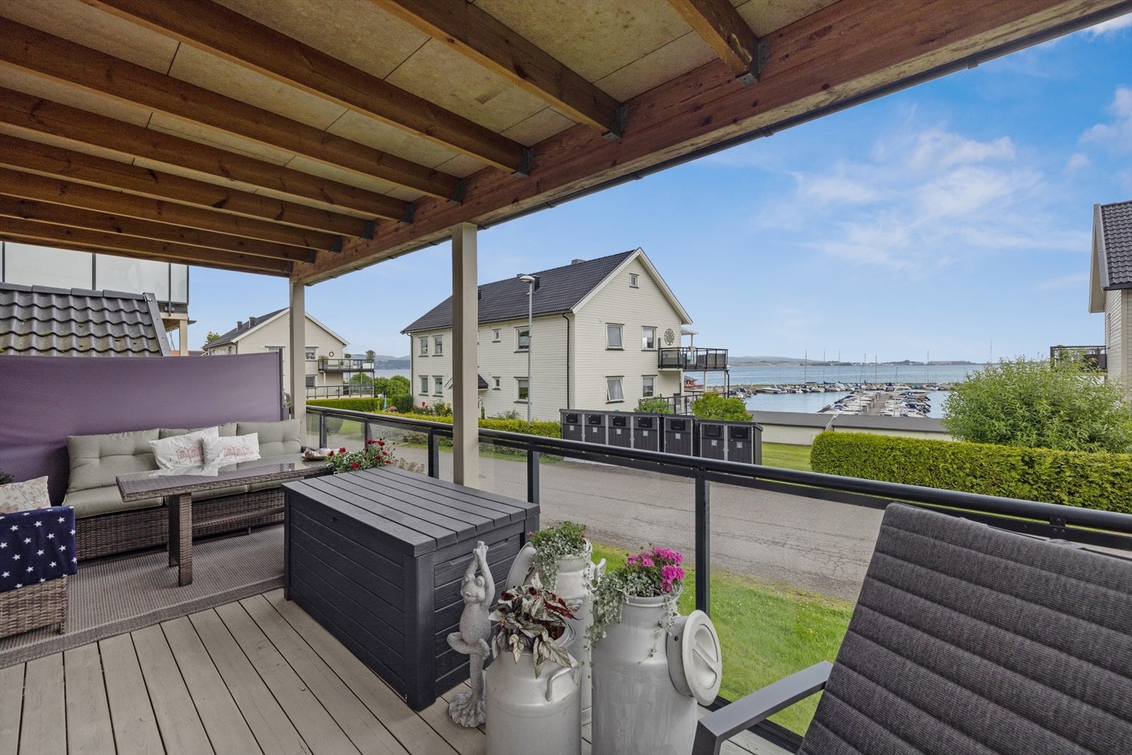 I forlengelse av stuen finnes denne romslige verandaen. Galleribilde