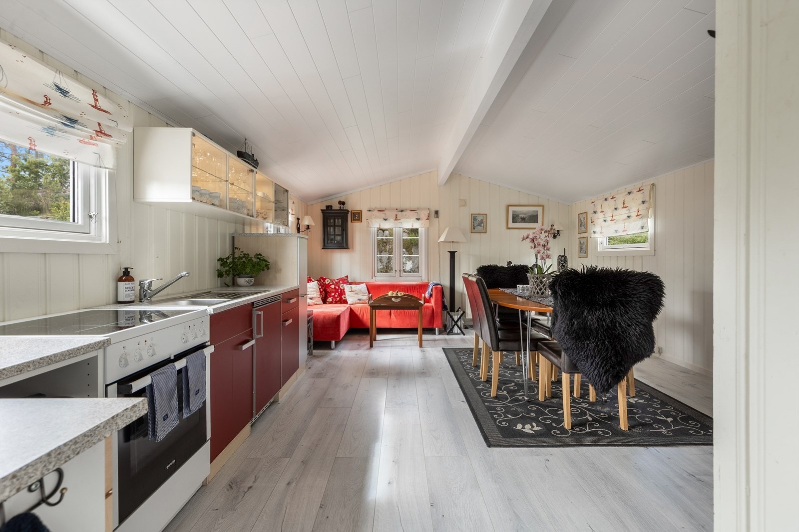 Velkommen inn til stue og kjøkken i åpen løsning Galleribilde