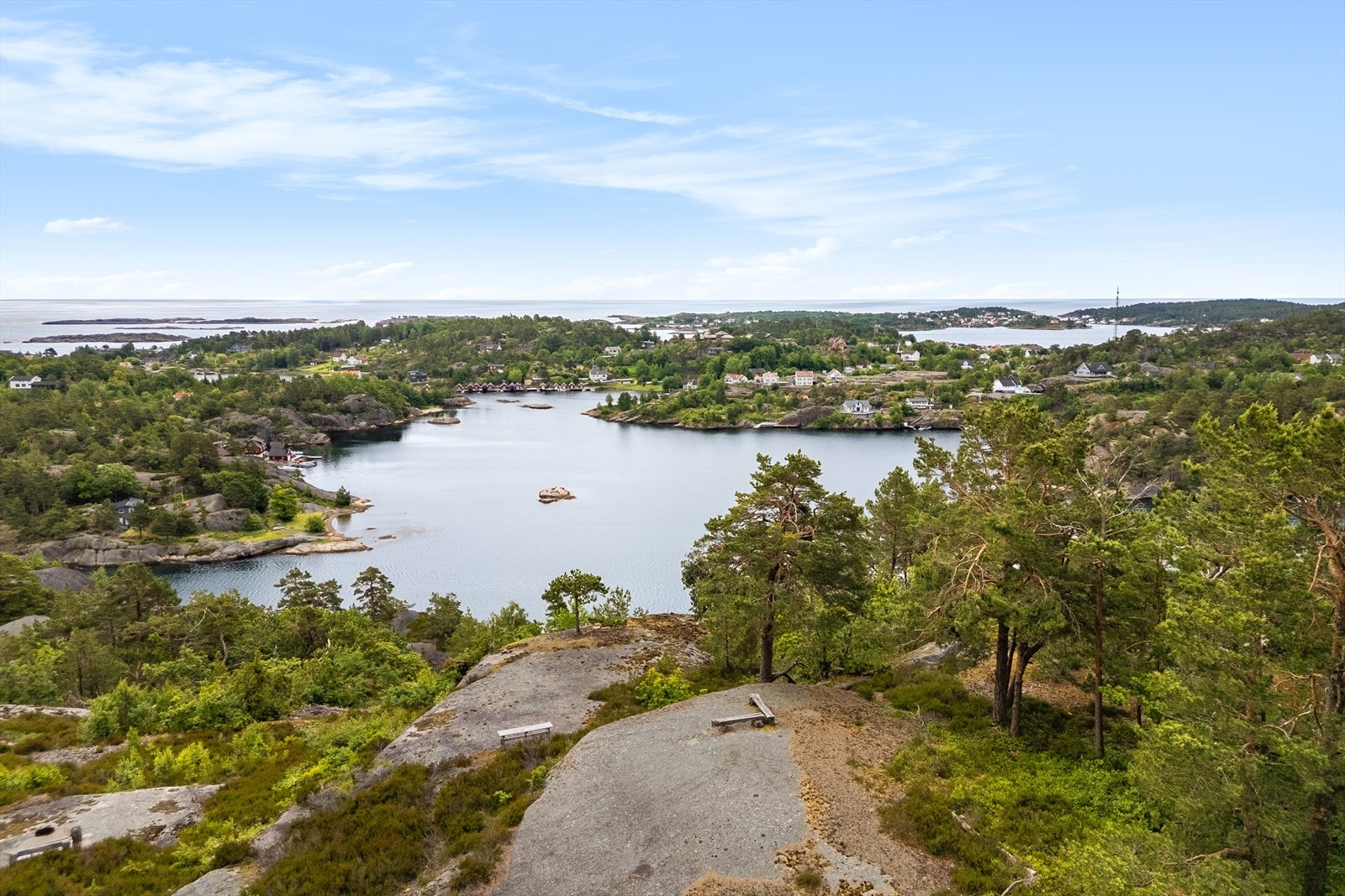 En gåtur på 2-3 minutter fra hytta er det plassert ut benk og bord hvor en kan sitte og nyte den flotte utsikten mot Gjeving og Lyngør. Galleribilde