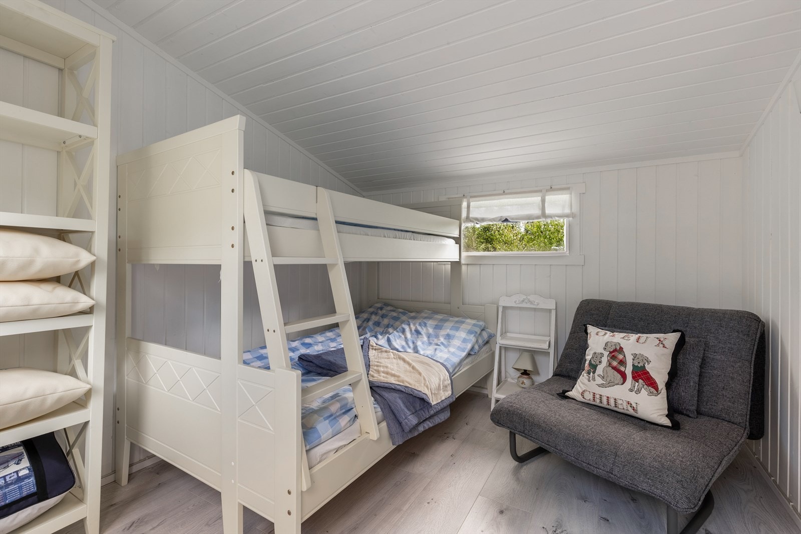 Soverom i anneks, innredet med familiekøye Galleribilde