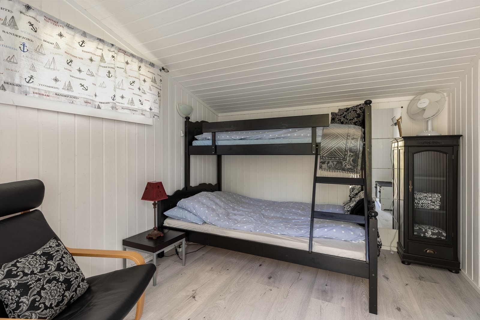 Soverom i anneks, innredet med familiekøye Galleribilde