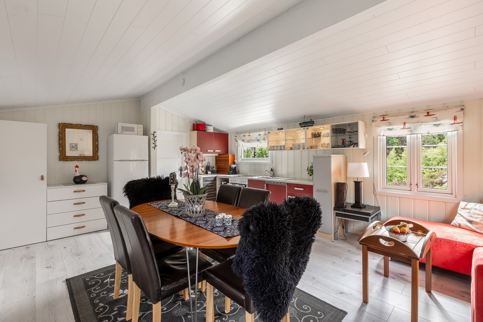 Fin og lys sommerhytte med god plass til familie og venner. Galleribilde