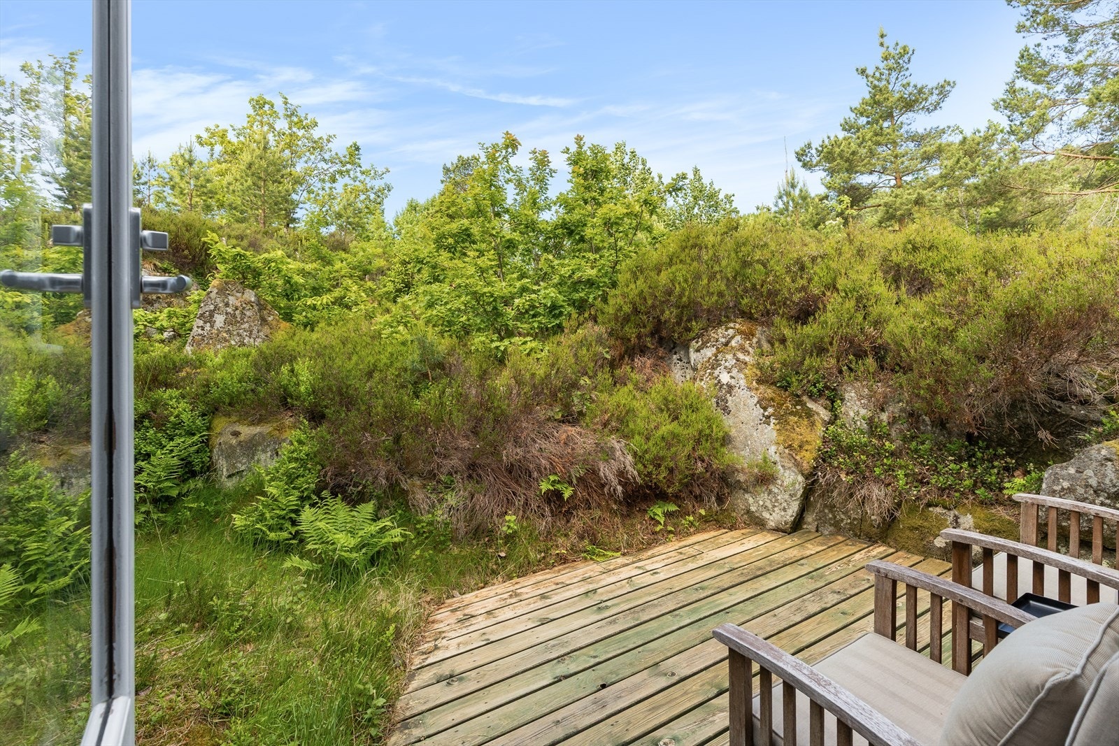 Hyggelig uteområde med plass til en liten sittegruppe Galleribilde