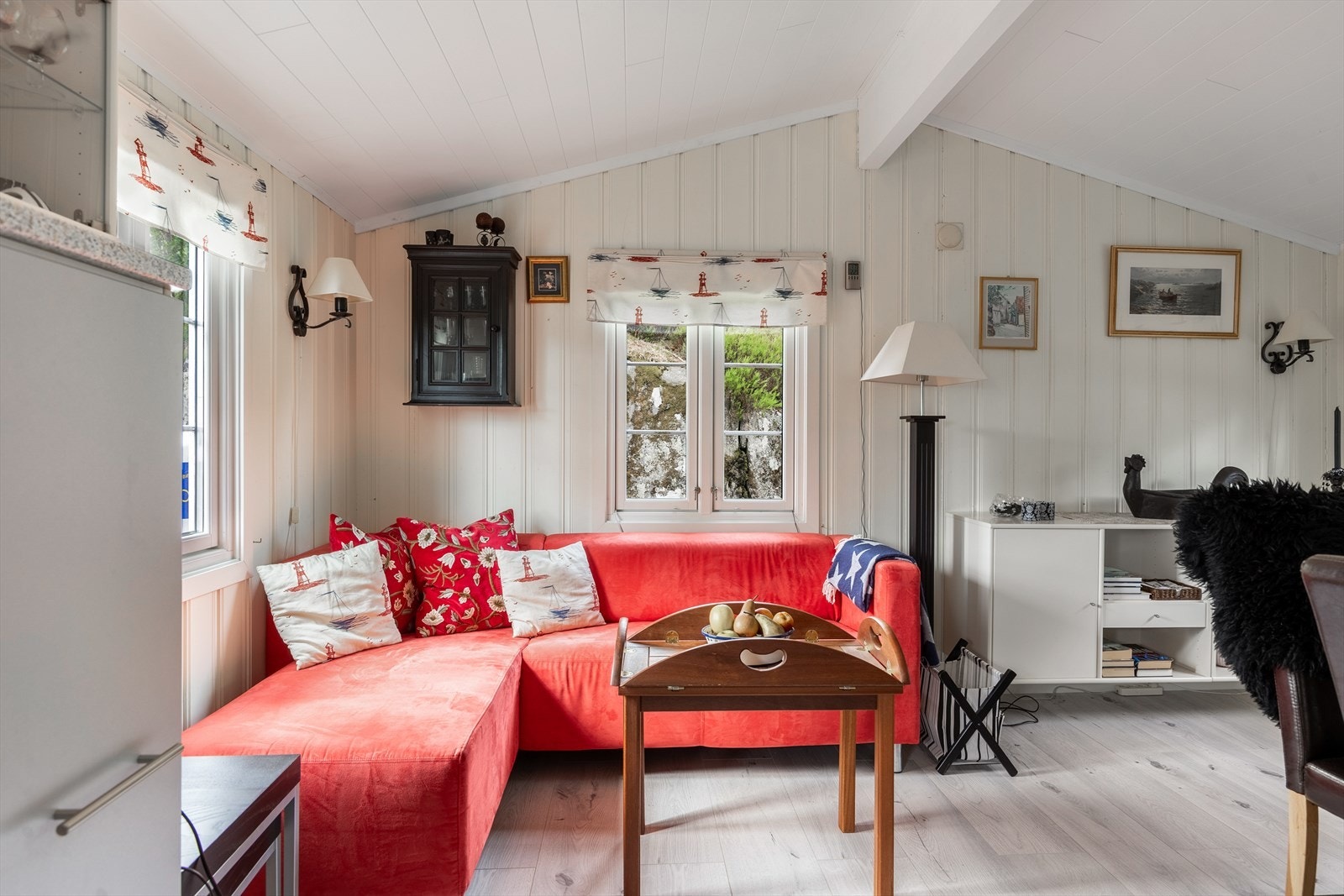 Stue med hyggelig liten sofakrok Galleribilde