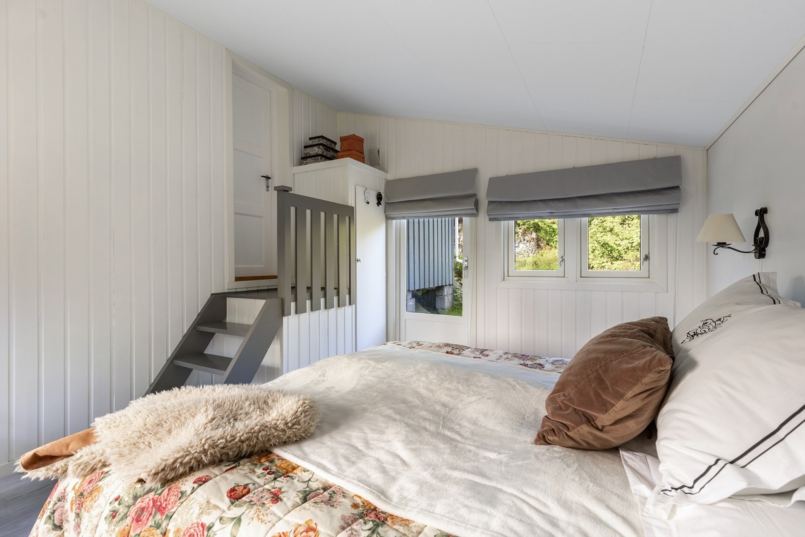 Soverom 1 - utgang til egen platting bak hytta (rommet er ikke et godkjent soverom ihht tegning for tilbygg) Galleribilde