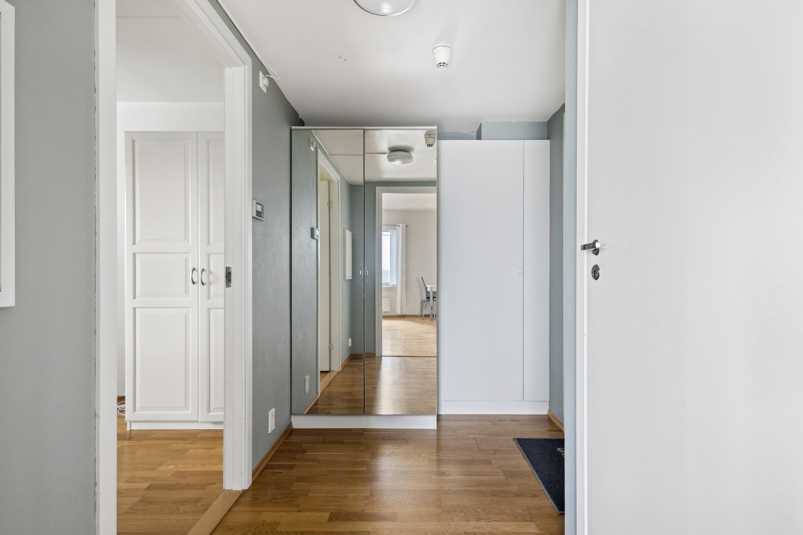 Romslig entrè med garderobeskap. Galleribilde