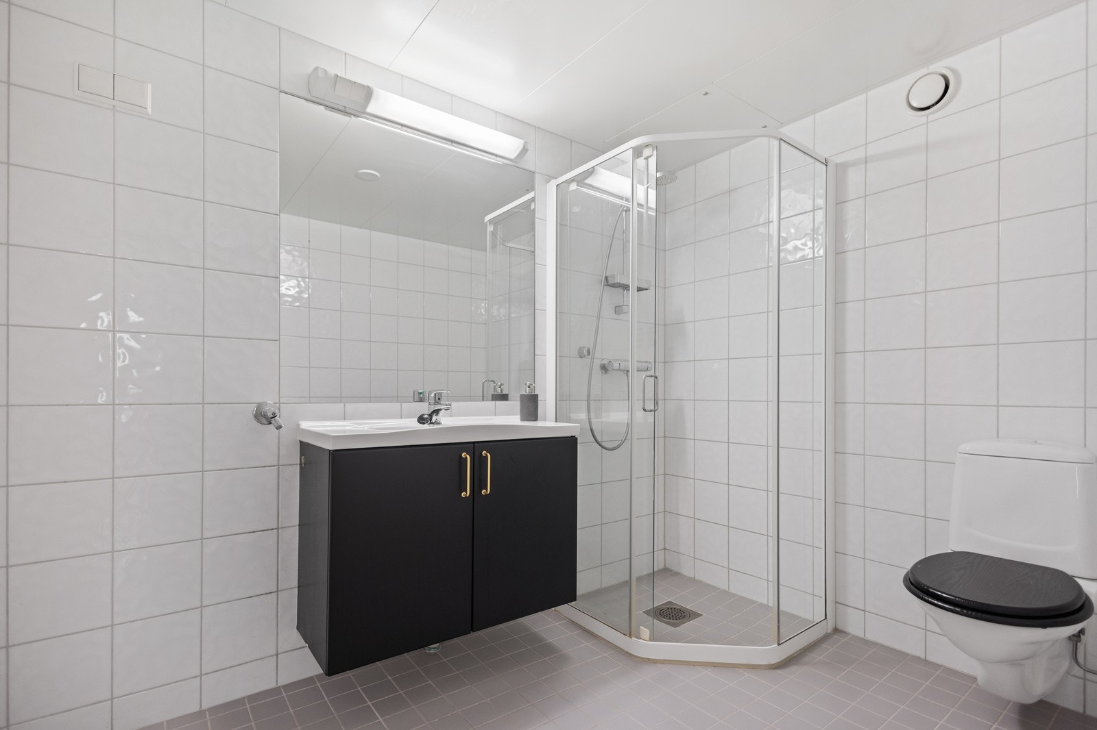 Stort bad med opplegg for vaskemaskin. Galleribilde