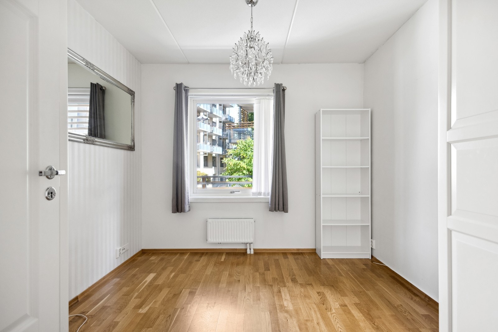 Soverom med garderobeskap. Plass til dobbeltseng. Galleribilde