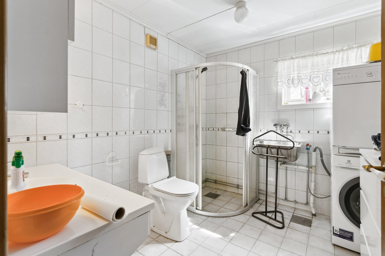 Flislagt bad fra 1989 som har behov for oppgradering og modernisering Galleribilde