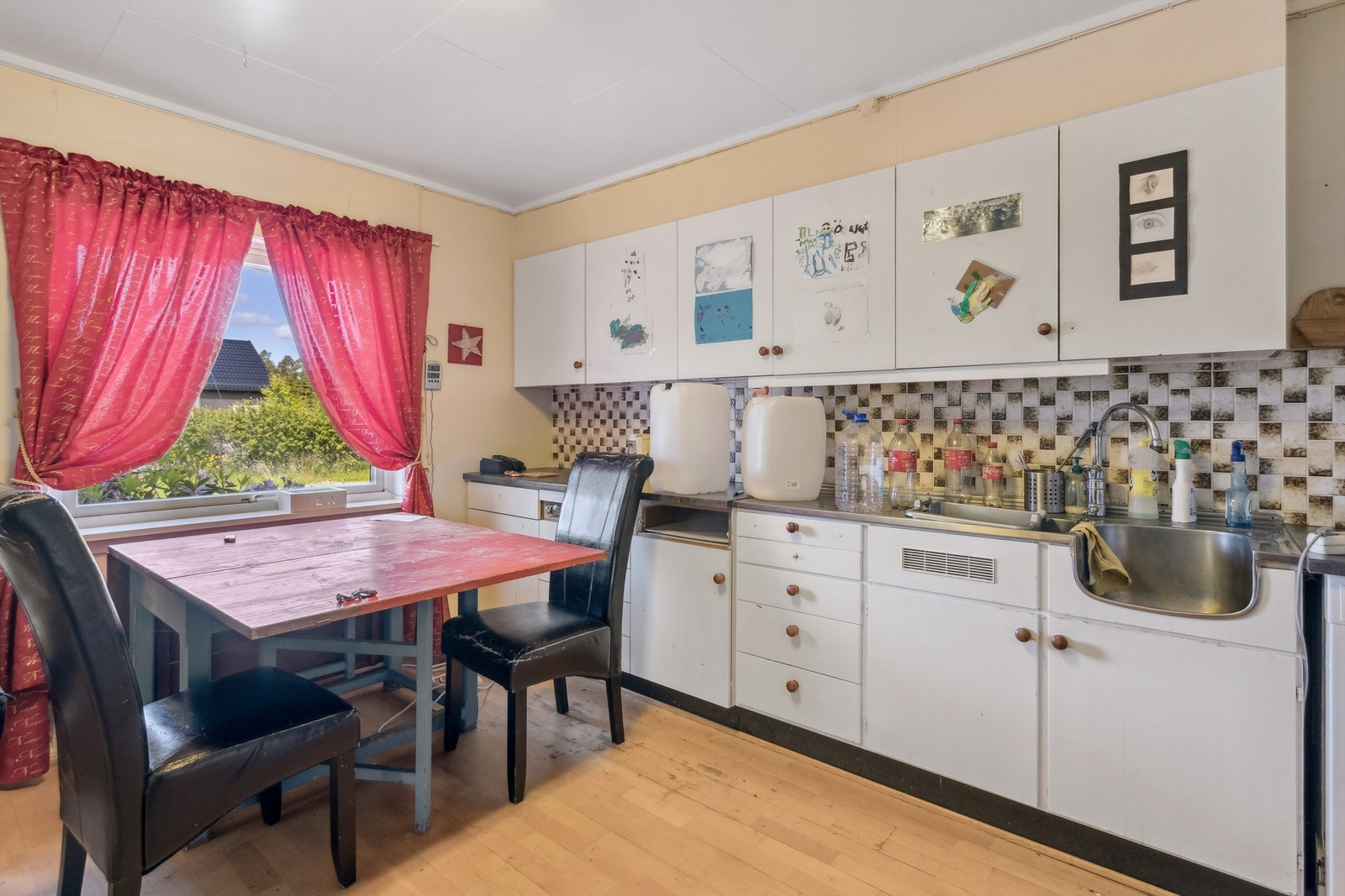 Stort kjøkken med eldre innredning og plass til spisebord for uformelle måltider. Galleribilde