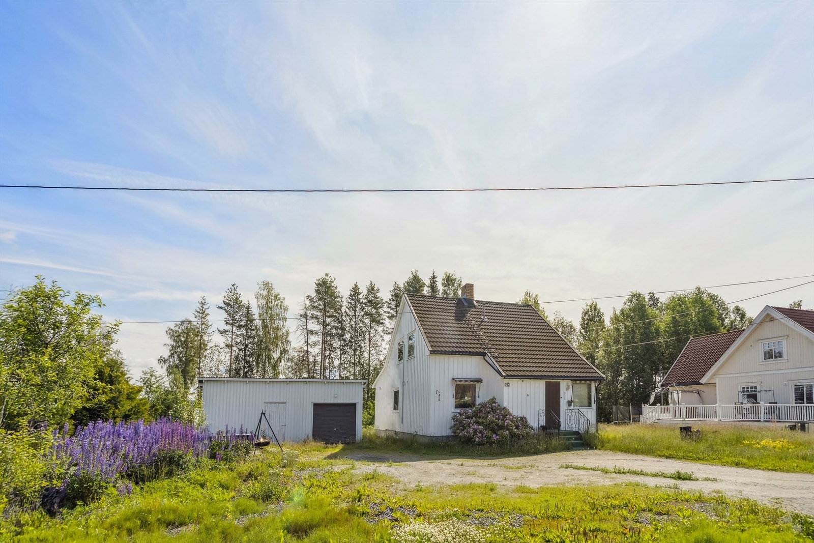 Boligen har en tilbaketrukket plassering på tomten. Galleribilde
